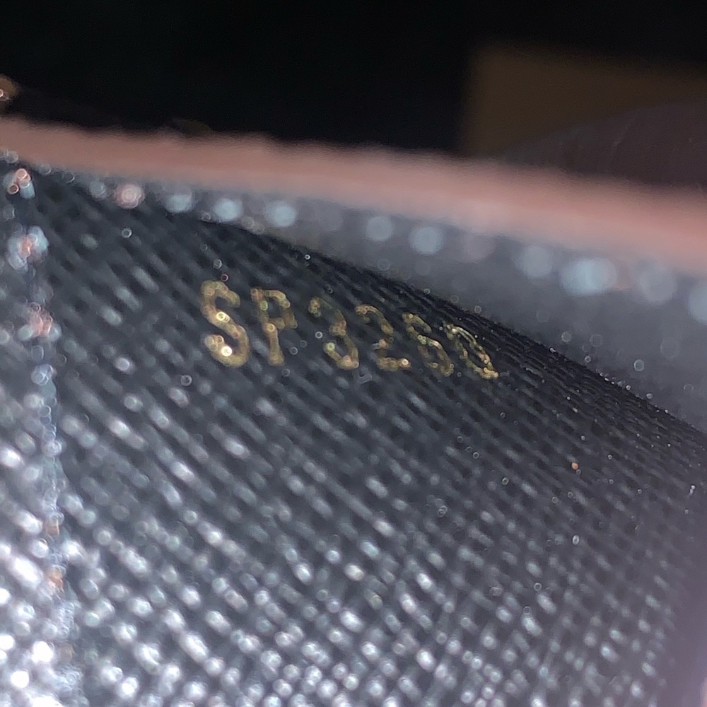 Louis Vuitton Reverse Monogram Card - Picture 5 of 5